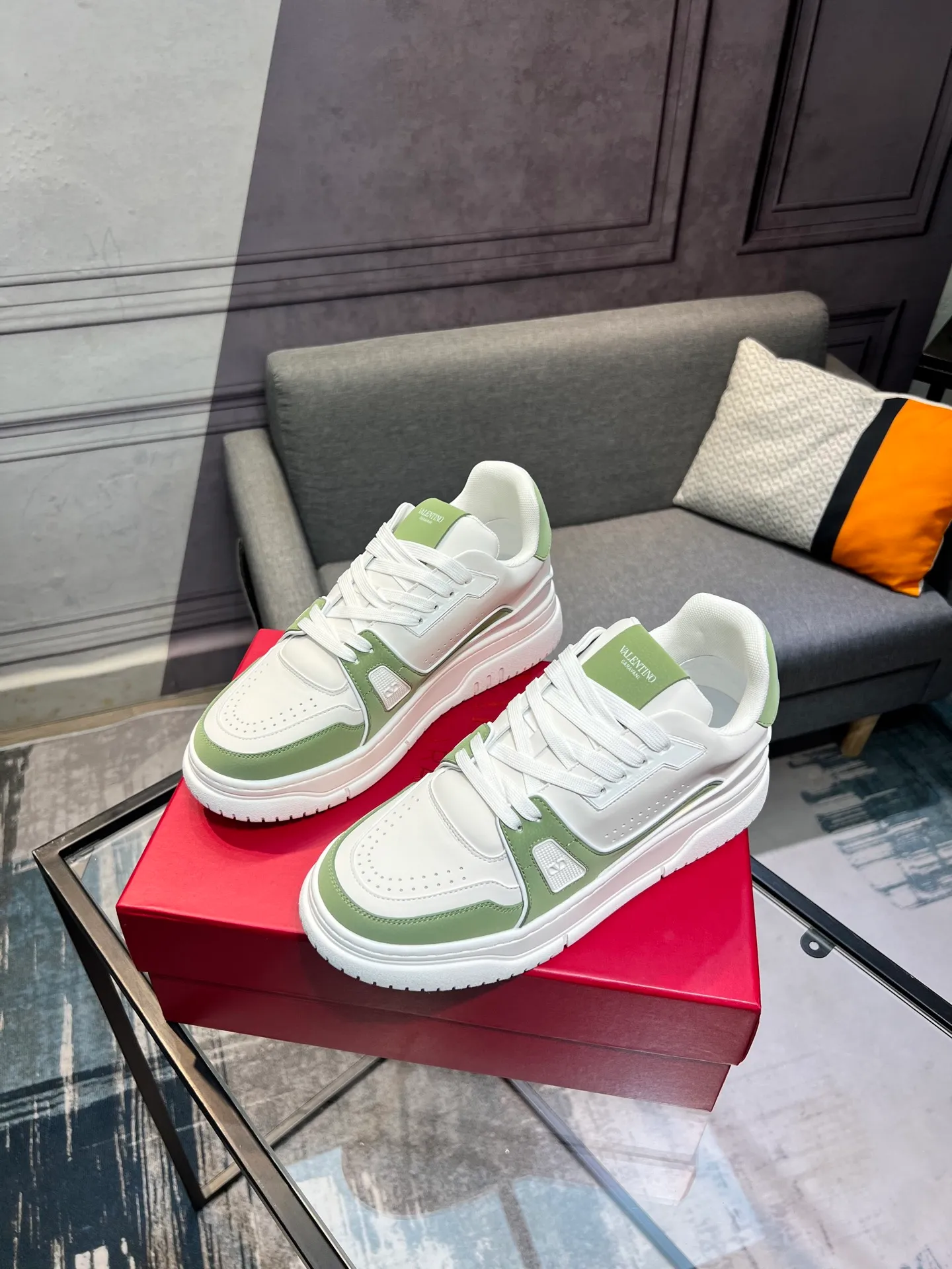 Men's Men's Shoes 💰660 Valentino 2023 early autumn new star shoes are now online! Wang Hedi and Ren Jialun have been worn by many celebrities. Who can refuse the same couple shoes as Wang Hedi! The design of Stars Stab My Heart is cool and spicy. The material of the shoes is cowhide, and every color is beautiful! Size 35-40, men’s size 39-44 (women’s 41, men’s 38, 45🉑️customized)